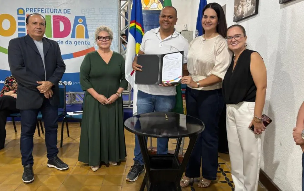 PREFEITA DÁ POSSE A 48 NOVOS SERVIDORES PARA 03 SECRETARIAS